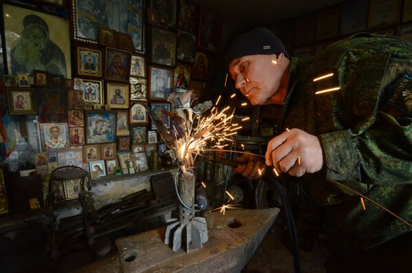 维克托·米哈廖夫使用军火废料制作纪念品。
 - 俄罗斯卫星通讯社