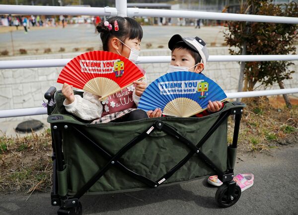 日本兒童在現場觀看聖火出發儀式。 - 俄羅斯衛星通訊社