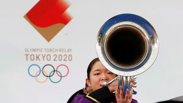 Участник оркестра  играет на музыкальном инструменте во время эстафеты Олимпийского огня в Токио-2020 в префектуре Фукусима, Япония - 俄羅斯衛星通訊社