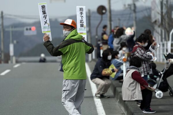 日本民眾在現場觀看奧運聖火傳遞活動。 - 俄羅斯衛星通訊社