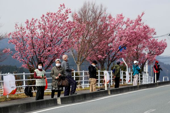 日本民众在现场观看奥运圣火传递活动。 - 俄罗斯卫星通讯社