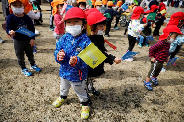 日本小朋友觀看奧運聖火傳遞儀式。 - 俄羅斯衛星通訊社