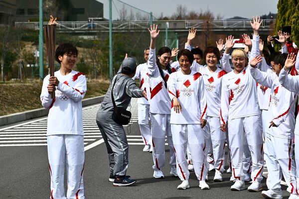 日本女足队员手持奥运会火炬。 - 俄罗斯卫星通讯社