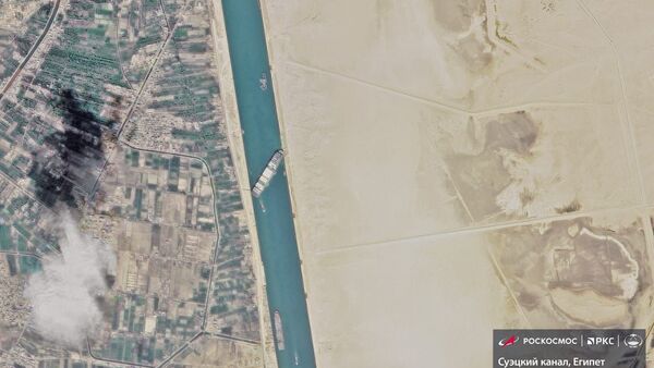 俄羅斯衛星拍攝在蘇伊士運河擱淺的集裝箱船 - 俄羅斯衛星通訊社