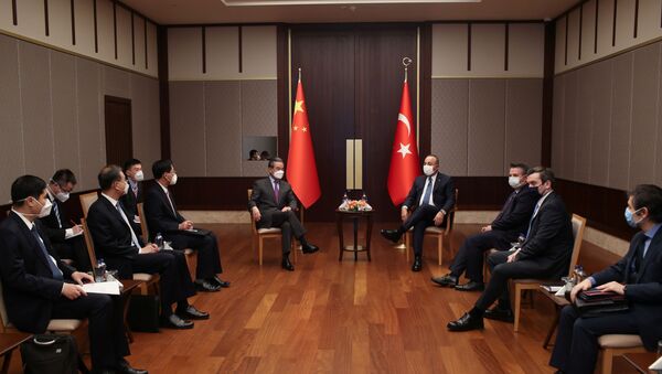 Министр иностранных дел Турции Мевлют Чавушоглу и Государственный советник Китая и министр иностранных дел Ван И встречаются в Анкаре, Турция, 25 марта 2021 года. - 俄罗斯卫星通讯社