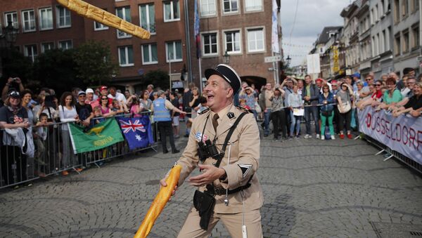 身著老式法國憲兵裝的雜耍演員在活動中拋投法棍麵包。
 - 俄羅斯衛星通訊社