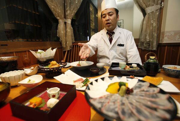 日本一料理餐廳主廚介紹菜品。
 - 俄羅斯衛星通訊社