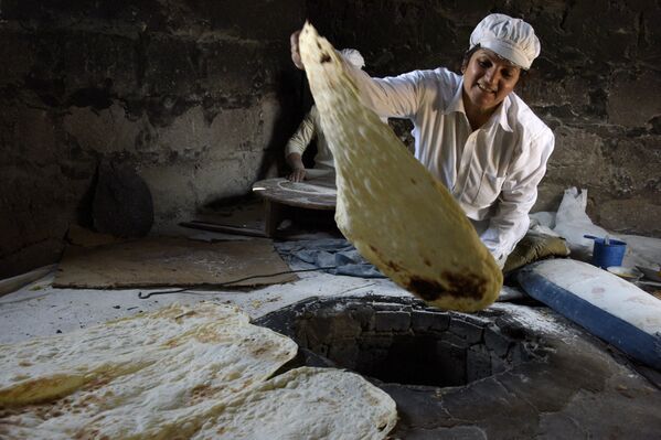 亞美尼亞族婦女烤制薄餅。 - 俄羅斯衛星通訊社