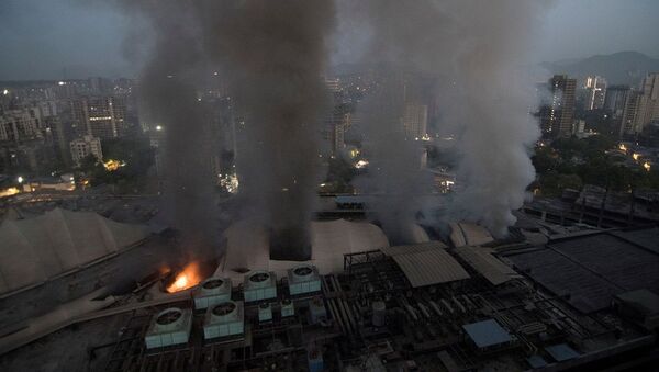 FILE PHOTO: Smoke billows after a fire broke out at a coronavirus disease (COVID-19) hospital in Mumbai, India, March 26, 2021. REUTERS/Stringer NO ARCHIVES. NO RESALES./File Photo - 俄羅斯衛星通訊社
