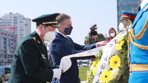 中國國務委員兼國防部長魏鳳和到中國駐南聯盟被炸使館舊址憑吊烈士 - 俄羅斯衛星通訊社