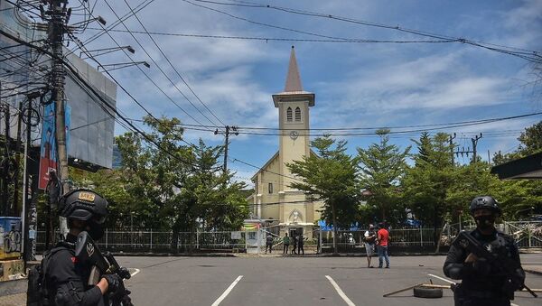 Индонезийская полиция у церкви в Макассаре, где прогремел взрыв - 俄罗斯卫星通讯社