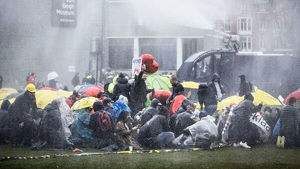 В Амстердаме полиция применила водометы против протестующих - 俄羅斯衛星通訊社