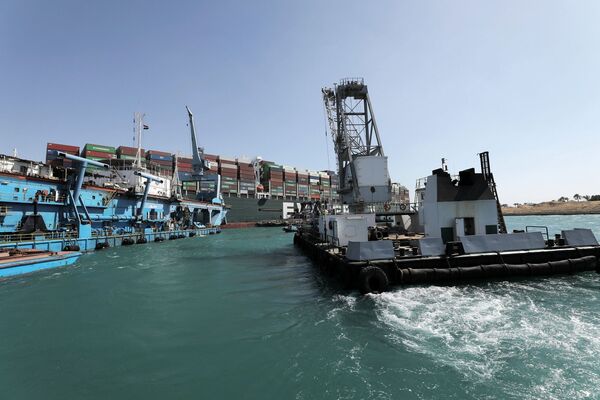 救援拖船在苏伊士运河疏导“长赐”号货轮。
 - 俄罗斯卫星通讯社