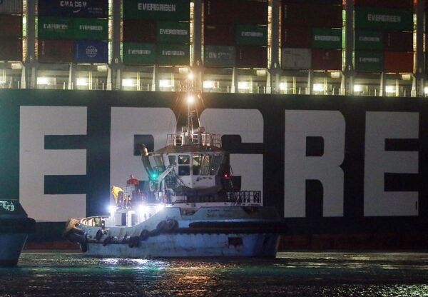救援拖船在蘇伊士運河疏導“長賜”號貨輪。
 - 俄羅斯衛星通訊社