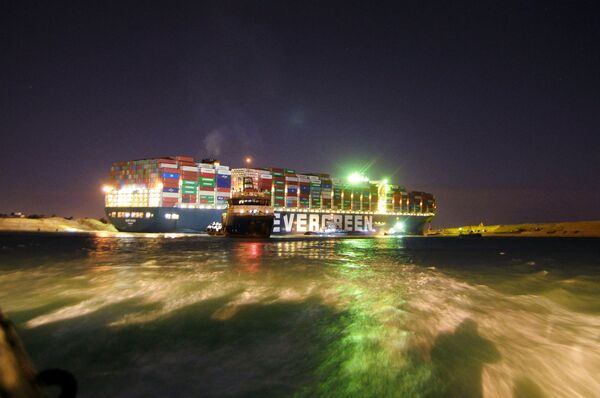 救援拖船在蘇伊士運河疏導“長賜”號貨輪。
 - 俄羅斯衛星通訊社