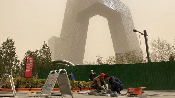 北京市民在沙塵暴天氣中出行。 - 俄羅斯衛星通訊社