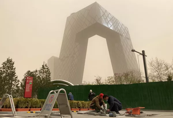 北京市民在沙塵暴天氣中出行。