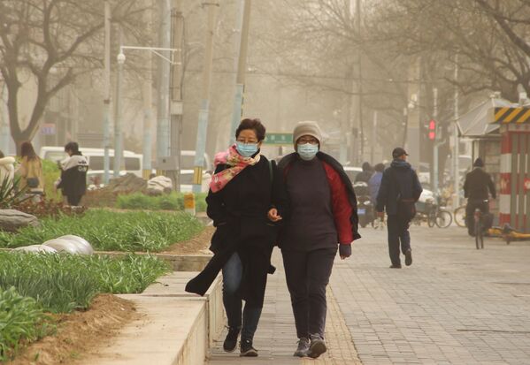 北京市民在沙塵暴天氣中出行。 - 俄羅斯衛星通訊社
