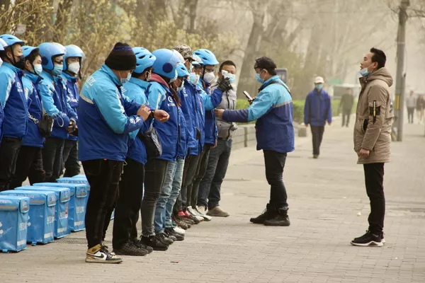 北京市民在沙塵暴天氣中出行。 - 俄羅斯衛星通訊社