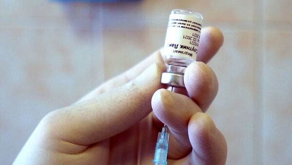 Медицинский работник держит контейнер с вакциной Спутник Лайт во время клинических исследований - 俄羅斯衛星通訊社