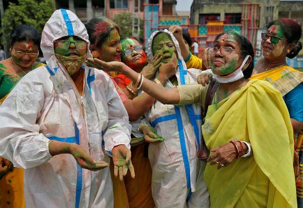 孟买市民参加胡里节洒红活动。
 - 俄罗斯卫星通讯社