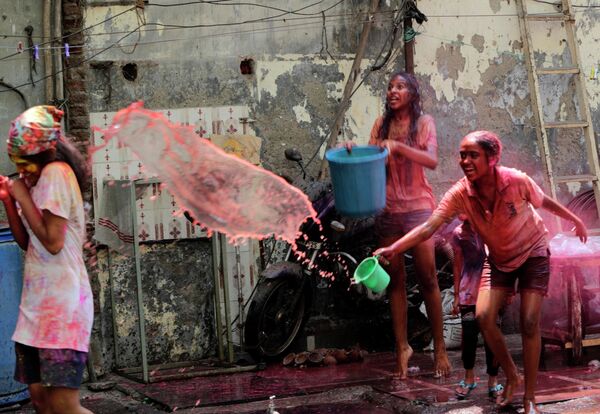 孟买市民参加胡里节洒红活动。
 - 俄罗斯卫星通讯社