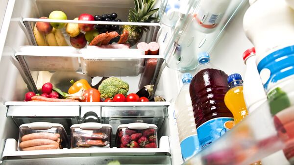 Открытый холодильник с продуктами - 俄罗斯卫星通讯社