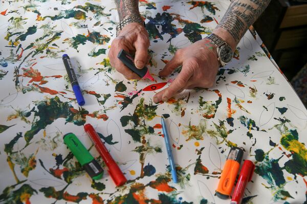 俄羅斯葉卡捷琳堡市退休老人弗拉基米爾·謝達科夫在家中進行彩繪創作。 - 俄羅斯衛星通訊社