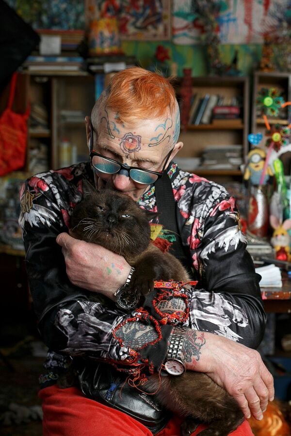 俄羅斯葉卡捷琳堡市退休老人弗拉基米爾·謝達科夫在家中與小貓。 - 俄羅斯衛星通訊社