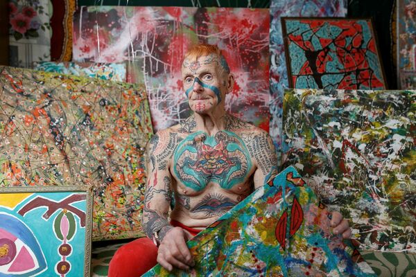 俄罗斯叶卡捷琳堡市退休老人弗拉基米尔·谢达科夫在家中展示纹身。 - 俄罗斯卫星通讯社
