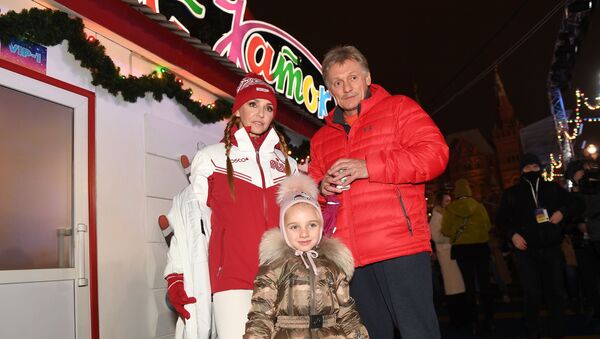 Заместитель руководителя администрации президента – пресс-секретарь президента РФ Дмитрий Песков, его супруга, фигуристка Татьяна Навка и их дочь Надежда Пескова на открытии ГУМ-Катка на Красной площади.  - 俄羅斯衛星通訊社