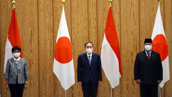 Премьер-министр Японии Ёсихидэ Суга на встрече с министром иностранных дел Индонезии Ретно Марсуди и министром обороны Прабово Субианто в официальной резиденции премьер-министра в Токио. - 俄羅斯衛星通訊社