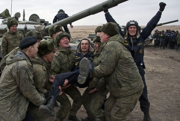 俄军东部军区举行军区坦克两项大赛。 - 俄罗斯卫星通讯社
