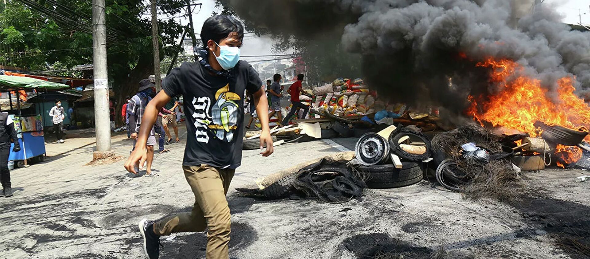 Участники акции протеста против военного переворота сжигают баррикады в Янгоне, Мьянма - 俄罗斯卫星通讯社, 1920, 02.04.2021