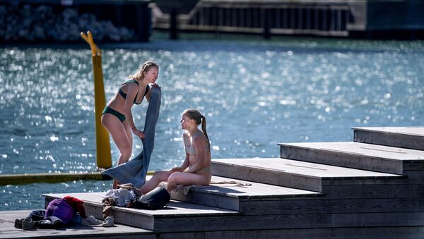 在哥本哈根享受温暖的天气的女孩们。 - 俄罗斯卫星通讯社