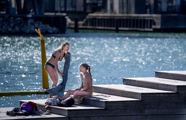 在哥本哈根享受溫暖的天氣的女孩們。 - 俄羅斯衛星通訊社