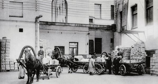 1913年，葉利謝耶夫斯基商店貨站。 - 俄羅斯衛星通訊社
