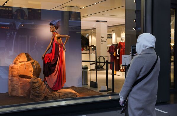 纽约市民在Zara服装店外拍照。 - 俄罗斯卫星通讯社