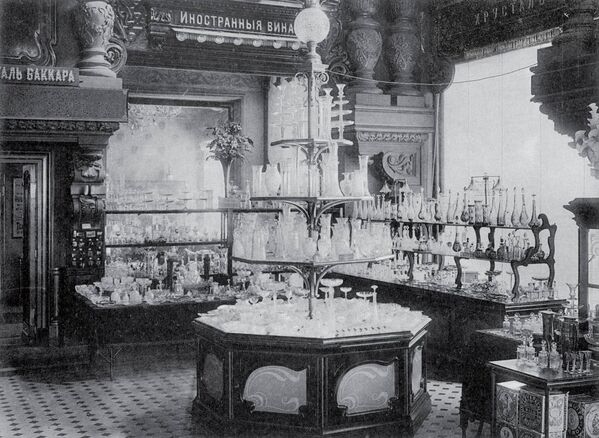1913年，叶利谢耶夫斯基商店巴卡拉水晶制品柜台。 - 俄罗斯卫星通讯社