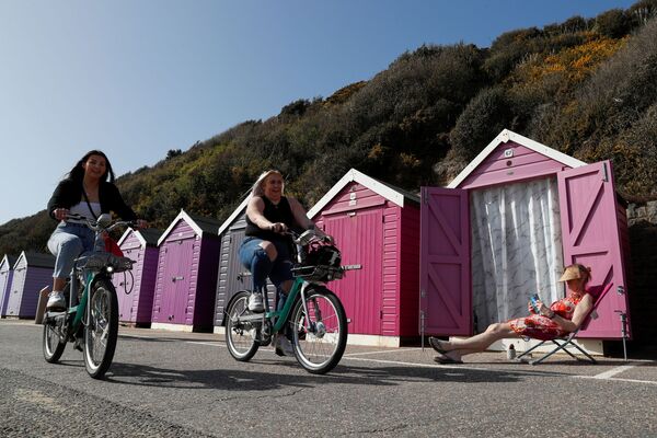 英国伯恩茅斯，炎热天气里骑自行车的人们。 - 俄罗斯卫星通讯社