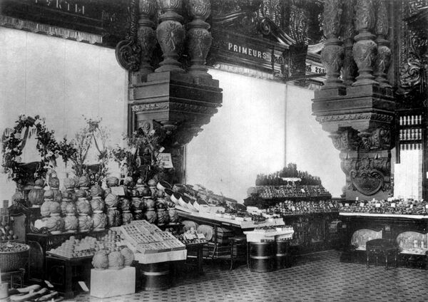 1913年，叶利谢耶夫斯基商店水果柜台。 - 俄罗斯卫星通讯社