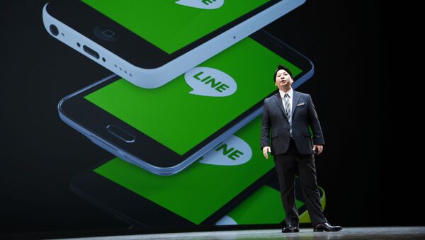 Директор по стратегии и маркетингу Line Corp. Дзюн Масуда выступает на пресс-конференции Line Conference Tokyo 2016 в Ураясу, недалеко от Токио. - 俄羅斯衛星通訊社