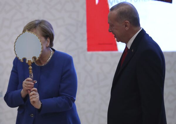 2020年，德国总理默克尔在土耳其总统埃尔多安赠送的镜子前搞怪。 - 俄罗斯卫星通讯社
