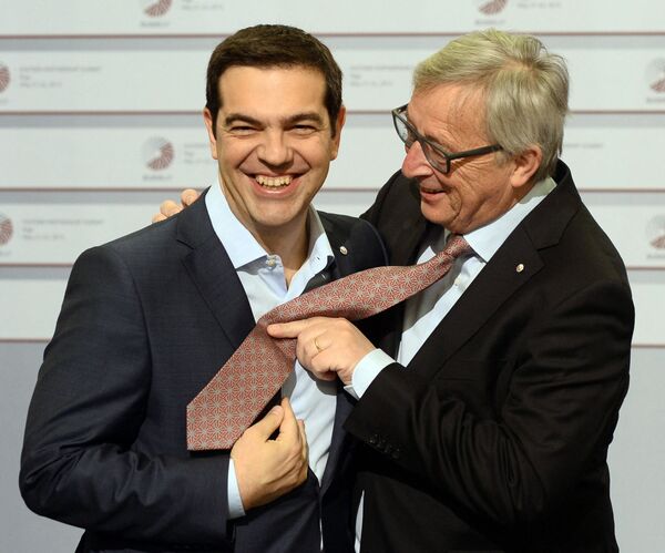 2015年，希腊总理齐普拉斯（图左）与欧盟委员会主席容克在里加会晤中的幽默瞬间。 - 俄罗斯卫星通讯社