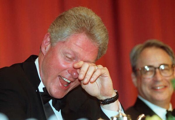 1996年，美國總統克林頓正在擦去因笑話引發的眼淚。 - 俄羅斯衛星通訊社