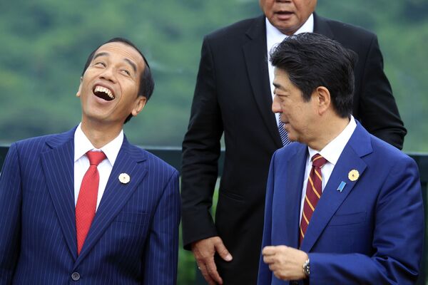 2017年，印度尼西亞總統維多多（圖左）與日本首相安倍晉三。 - 俄羅斯衛星通訊社
