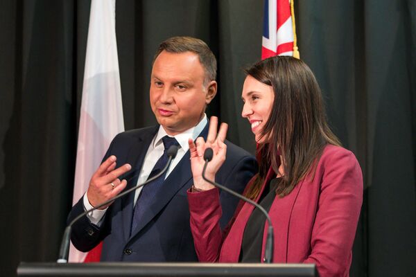 2018年，波兰总统杜达与新西兰总理阿尔登在奥克兰签字仪式上的幽默瞬间。 - 俄罗斯卫星通讯社