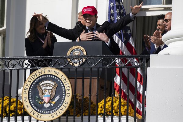2019年，美国总统特朗普在白宫拥抱华盛顿国民棒球队队员铃木。 - 俄罗斯卫星通讯社