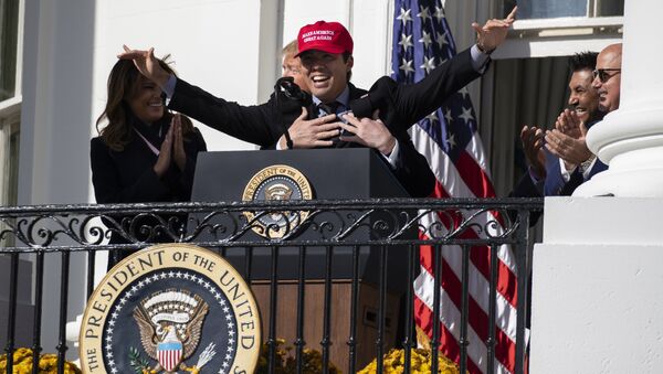 Президент США Дональд Трамп в шутку обнимает бейсболиста Washington Nationals Курта Сузуки во время мероприятия в честь чемпиона Мировой серии 2019 года в Белом доме  - 俄羅斯衛星通訊社