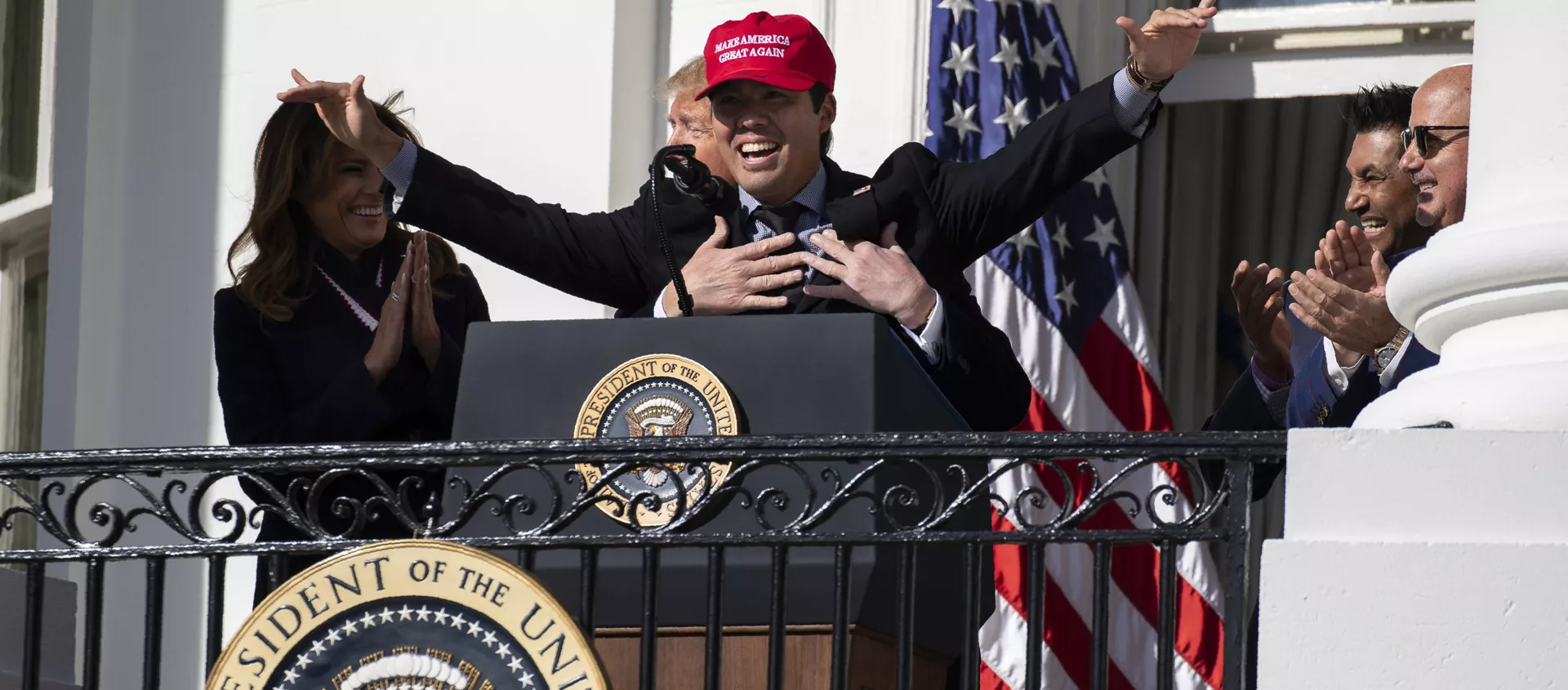 Президент США Дональд Трамп в шутку обнимает бейсболиста Washington Nationals Курта Сузуки во время мероприятия в честь чемпиона Мировой серии 2019 года в Белом доме  - 俄羅斯衛星通訊社, 1920, 04.04.2021